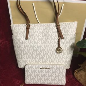 New brand Mk jet set with wallet size large